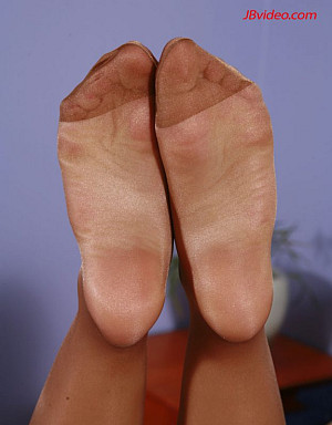 Georgia Peach gives hot pantyhose footjob till cumshot